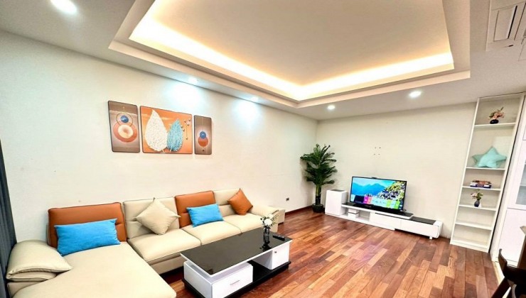 Cho thuê căn hộ 1K1N mặt phố Nguyễn Thái Học. Full nội thất, oto đỗ cửa